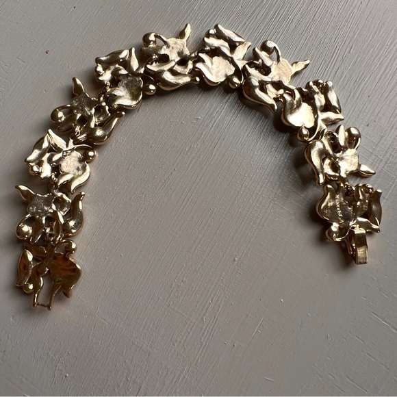 Monet Vintage Enameled & Gold plate 8" stamped bracelet w/ clasp.Mint condition - Picture 7 of 9